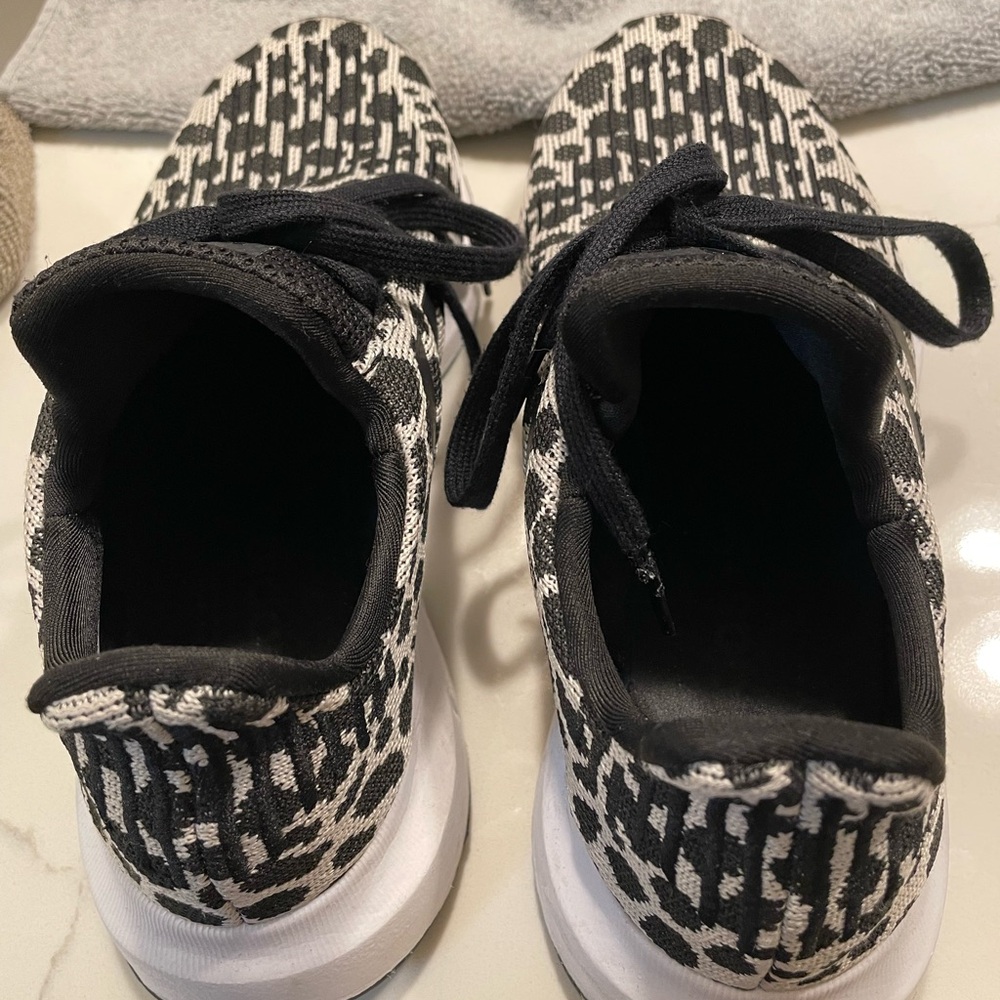Adidas Swift Run Size 8 Barely Wore 3 Times Great… - image 3